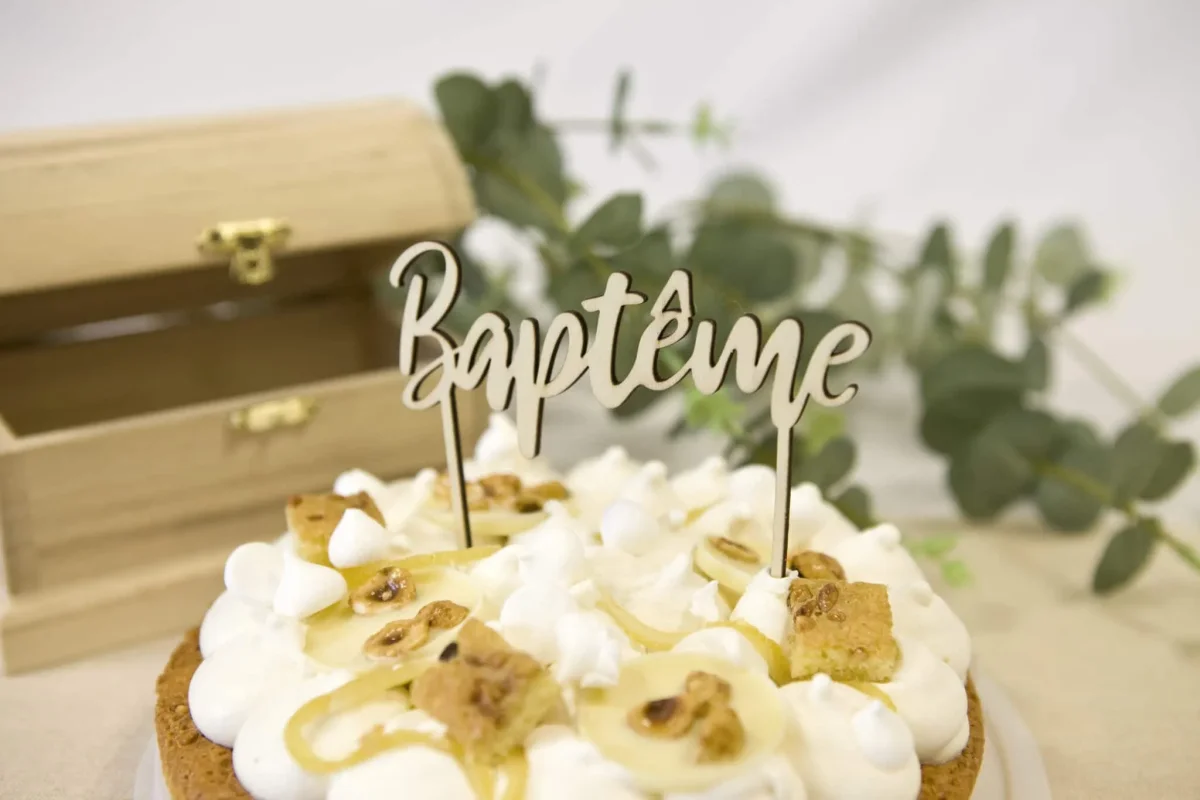 Décor de gâteau « Baptême » – Bois - ​Boulangerie-Pâtisserie | Pain au Levain & Viennoiseries​ Viennoiseries bio - La panetière des hameaux