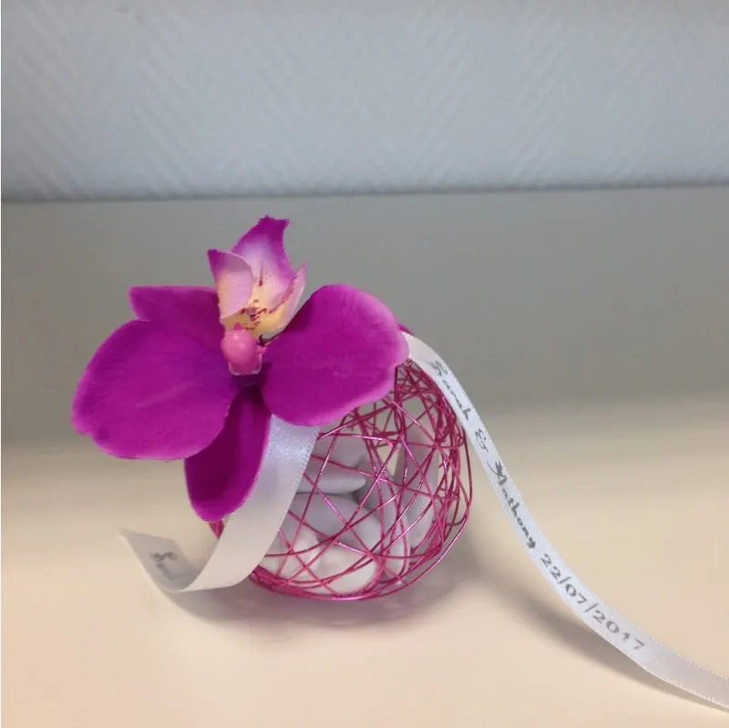 Boule métallique à dragées Rose avec orchidée mauve - ​Boulangerie-Pâtisserie | Pain au Levain & Viennoiseries​ - {'count': 1, 'name': 'Boulettes_de_viande_amandes_effilées'}