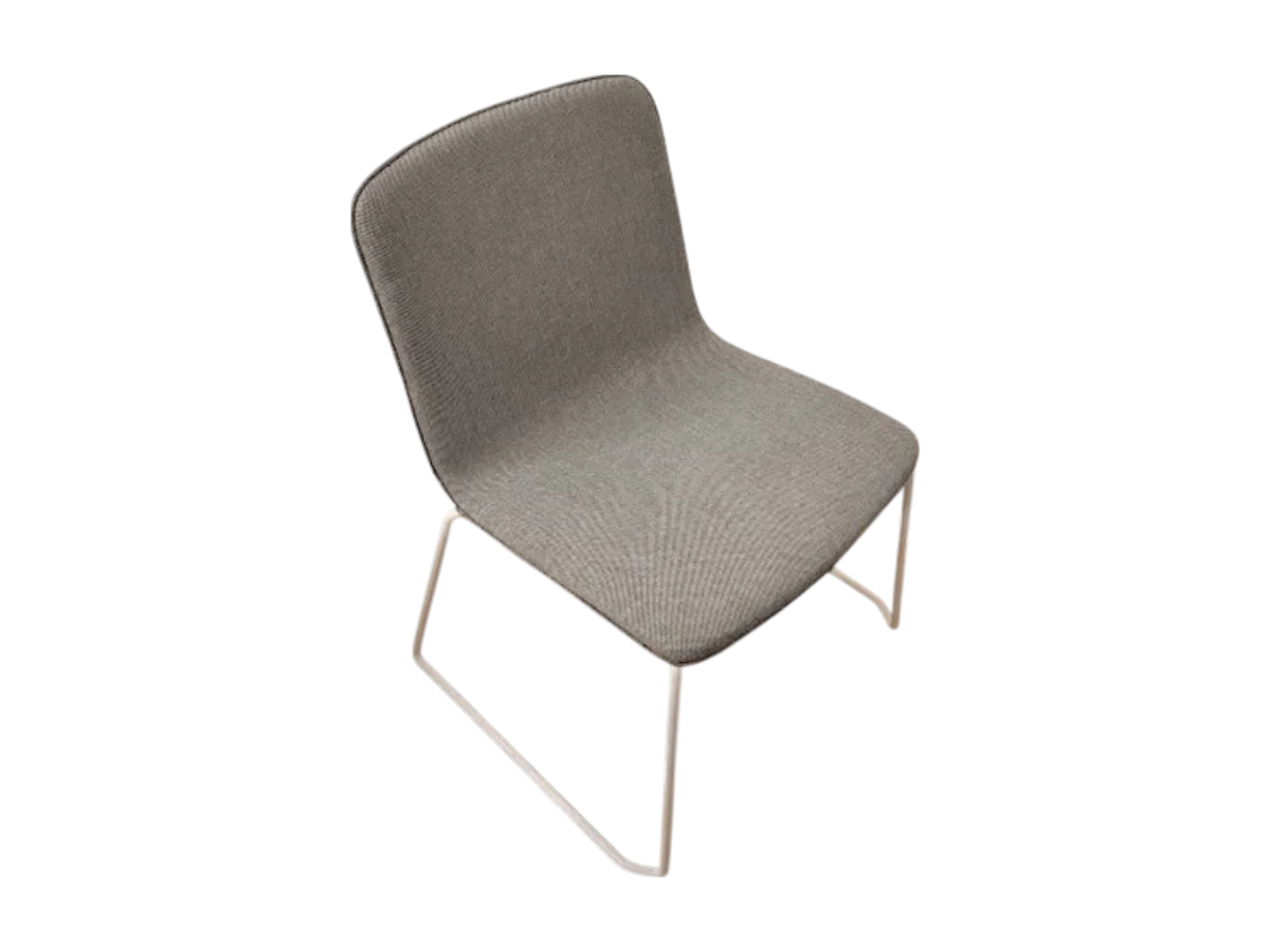 Chaise empilable Baïta en tissus gris DESIR 6 – OCCASION - ​Drones Professionnels & Grand Public | Boutique Française
