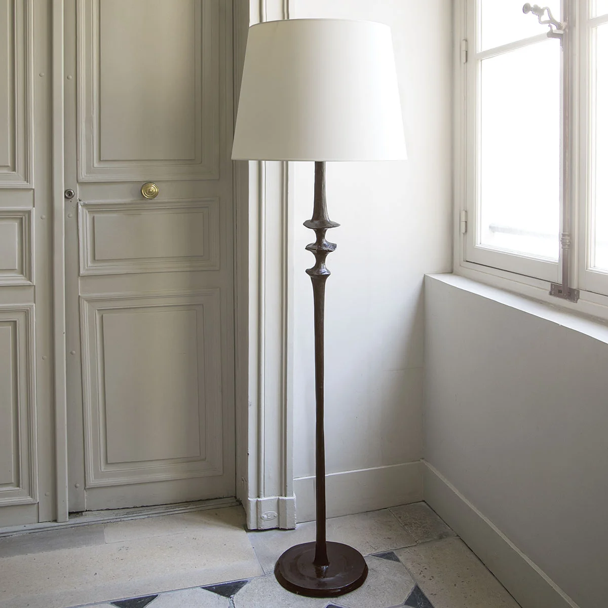 Lampadaire Mancha - Organisation de la maison avec des solutions de rangement C'est deux euros | Comment organiser le rangement de sa maison ?