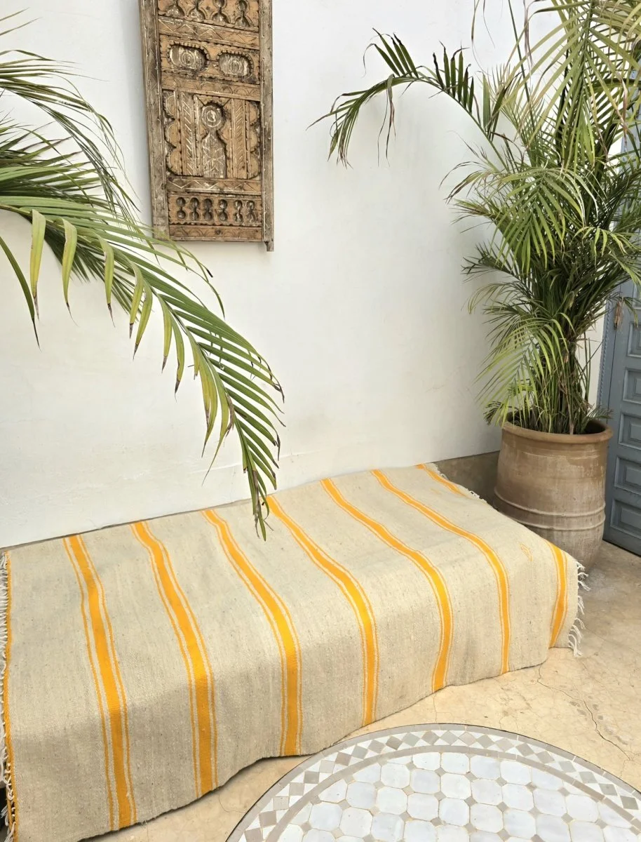 Couverture Berbère vintage - Organisation de la maison avec des solutions de rangement 𝐁𝐞𝐬𝐨𝐢𝐧 𝐝𝐞 𝐩𝐥𝐚𝐜𝐞 ? 𝐎𝐧 𝐚 𝐥𝐚 𝐬𝐨𝐥𝐮𝐭𝐢𝐨𝐧 ! 🏠 Couettes,  couvertures, linge de maison, vêtements… quand les placards commencent à  déborder, un peu d'organisation fait toute la différence ! 😅 Découvrez