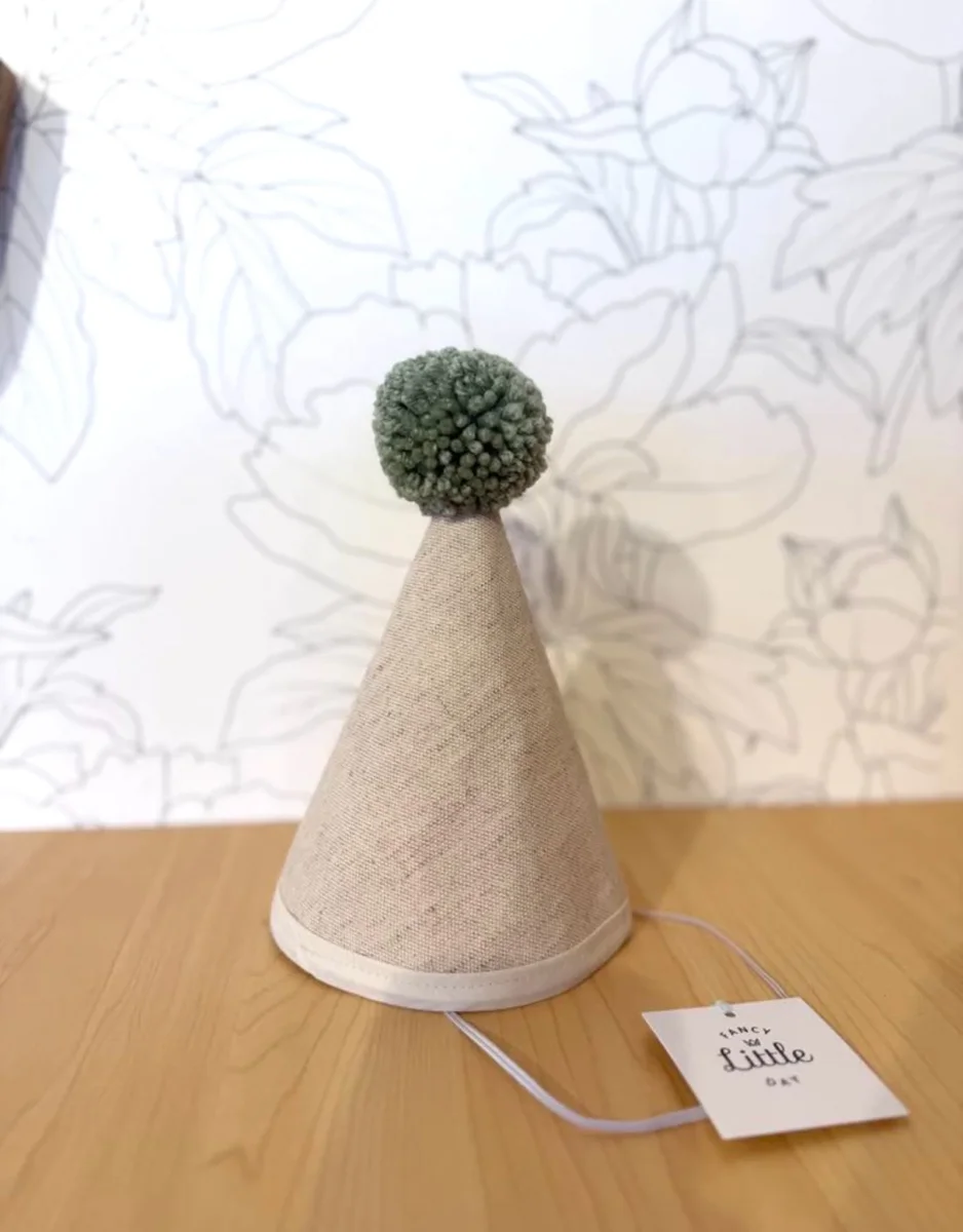 Chapeau de fête - Beige avec pompom sauge - Fancy Little Day - Boutique Maman & Bébé – Produits Essentiels au Quotidien - Adorable chapeau
