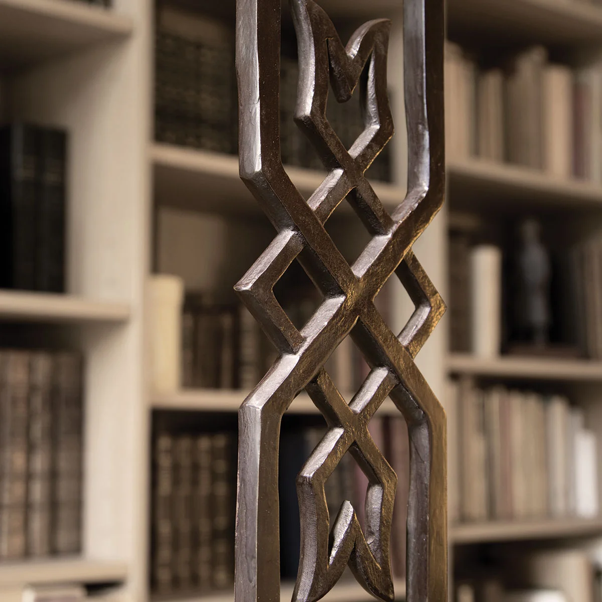 Lampadaire Ismir - Organisation de la maison avec des solutions de rangement Si votre salon est encombré, ce lampadaire 3-en-1 chez Leroy Merlin peut le  rendre moderne et rangé en un seul achat