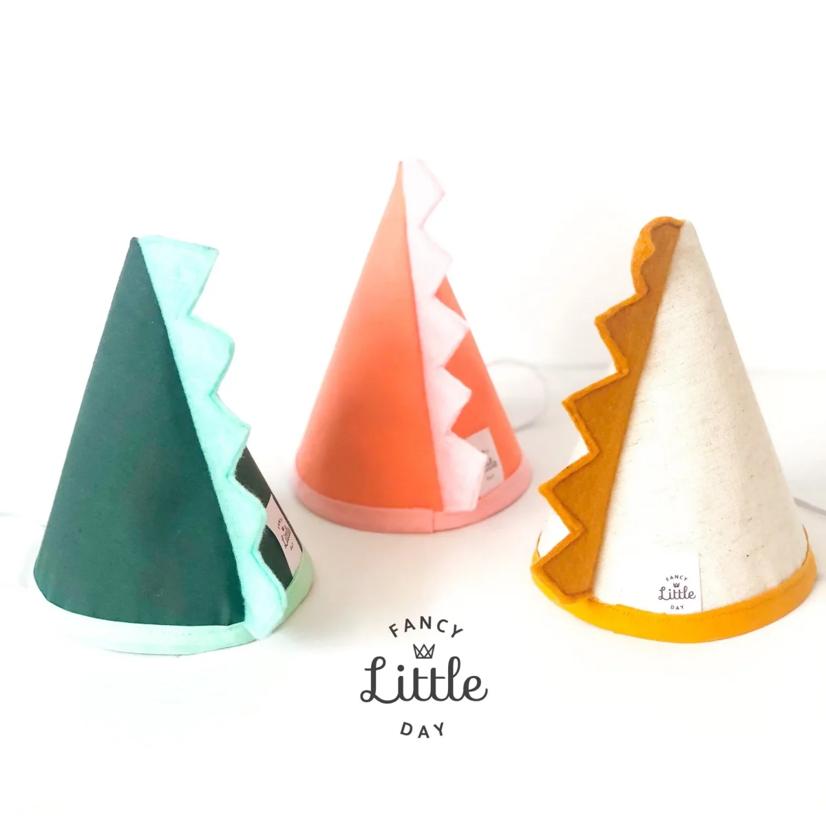 Fancy Little Day - Chapeau de Fête en Tissue - Dinosaure||Fancy Little Day - Dinosaur Party Hat - Boutique Bébé en Ligne : Soins, Jouets et Articles Maison 4 Chapeaux Dinosaures Vert pour l'anniversaire de votre enfant - Annikids